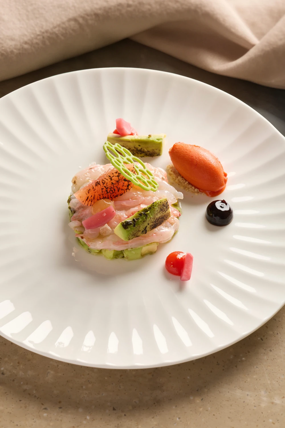 Entrée fraîche sur une assiette blanche nervurée