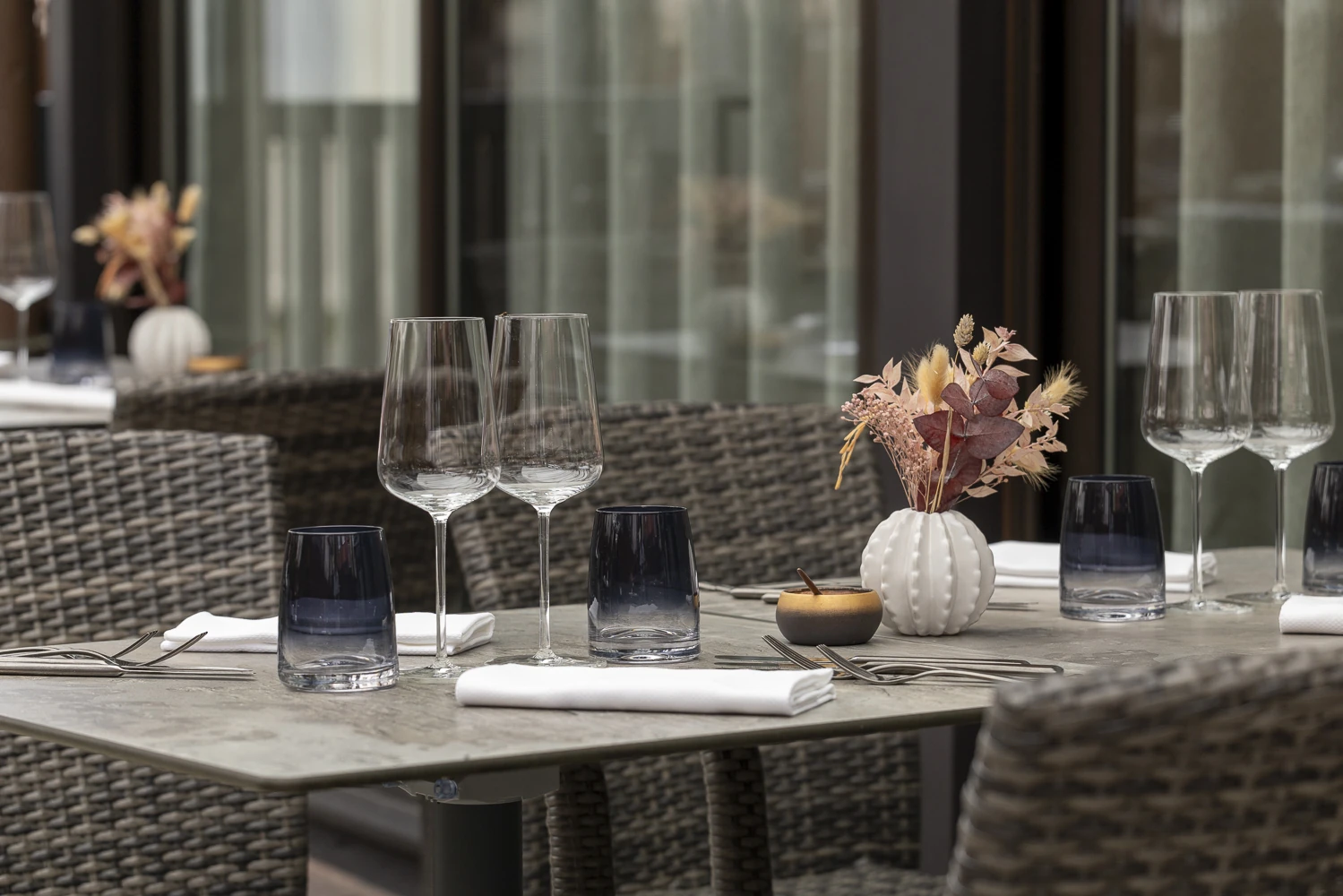 Tables dressées sur la terrasse